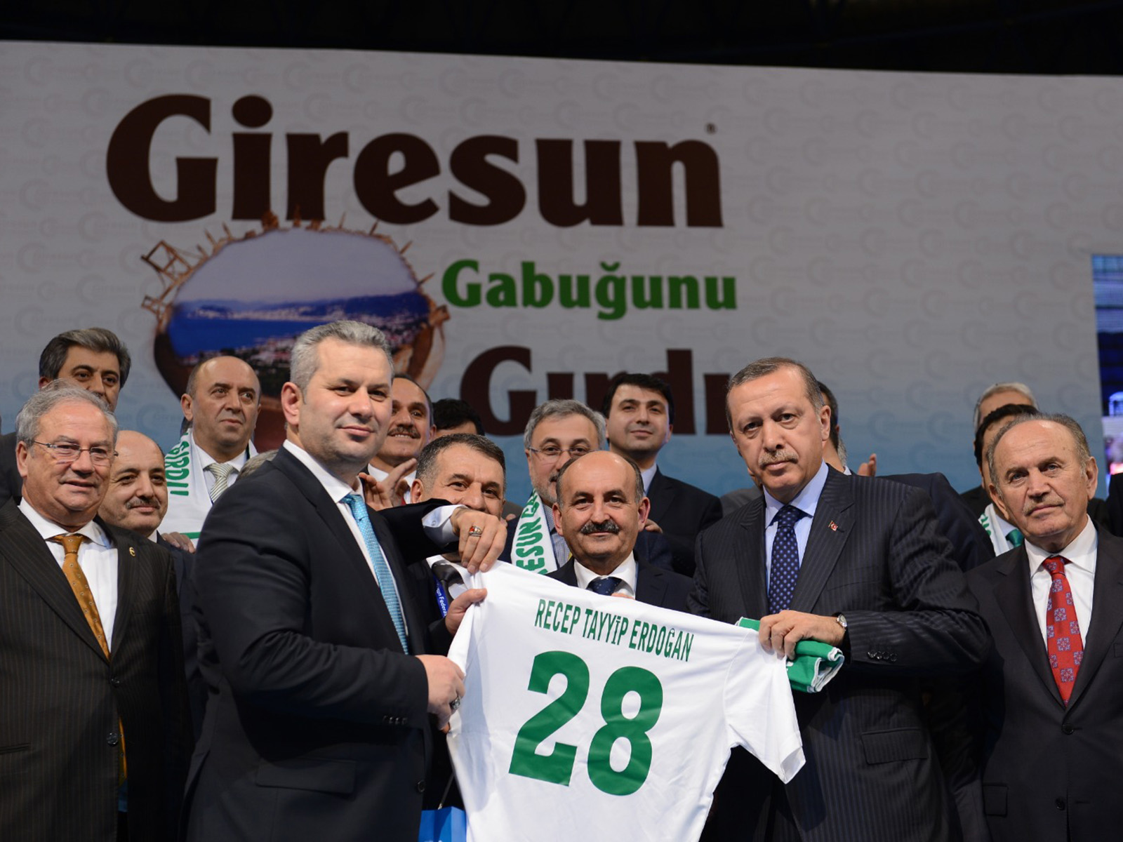 Hasan Turan Cumhurbaşkanımıza Giresun Spor forması hediye ederken